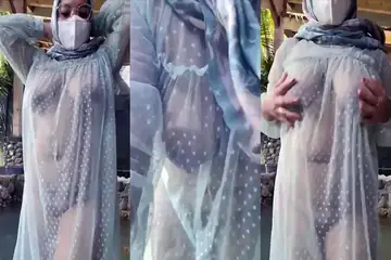 Bokep Indo Tante Jilboobs Baju Transparan Outdoor poster