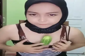 Cewe Jilbab Cantik Live Show Pake Timun WOT Lumer poster
