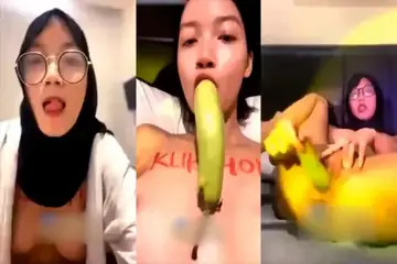 Cewek Cantik Colmek Pake Timun Nakal poster