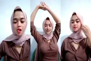 Jilbab Cantik Live Bikin Horny Celana Sempit Melet poster